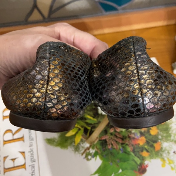 Stuart Weitzman Iridescent Snake Print Flats 7.5 - Picture 9 of 15